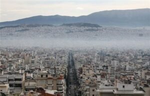 Καιρός: Άνοδος θερμοκρασίας και αφρικανική σκόνη – Επιδείνωση με βροχές από το βράδυ στα δυτικά