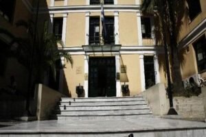 Στον εισαγγελέα οι γονείς του κοριτσιού, που έπεσε σε σιντριβάνι στην Καλλιθέα