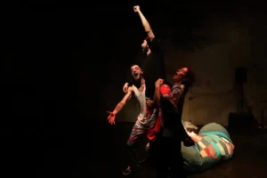 H παράσταση «Αόριστος» κάθε Δευτέρα και Τρίτη στο θέατρο ΠΛΥΦΑ