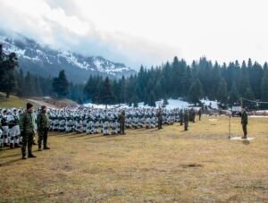 Χειμερινή εκπαίδευση και διαβίωση: Το κολασμένο πρόγραμμα των αυριανών Υπαξιωματικών στο βουνό – Δείτε