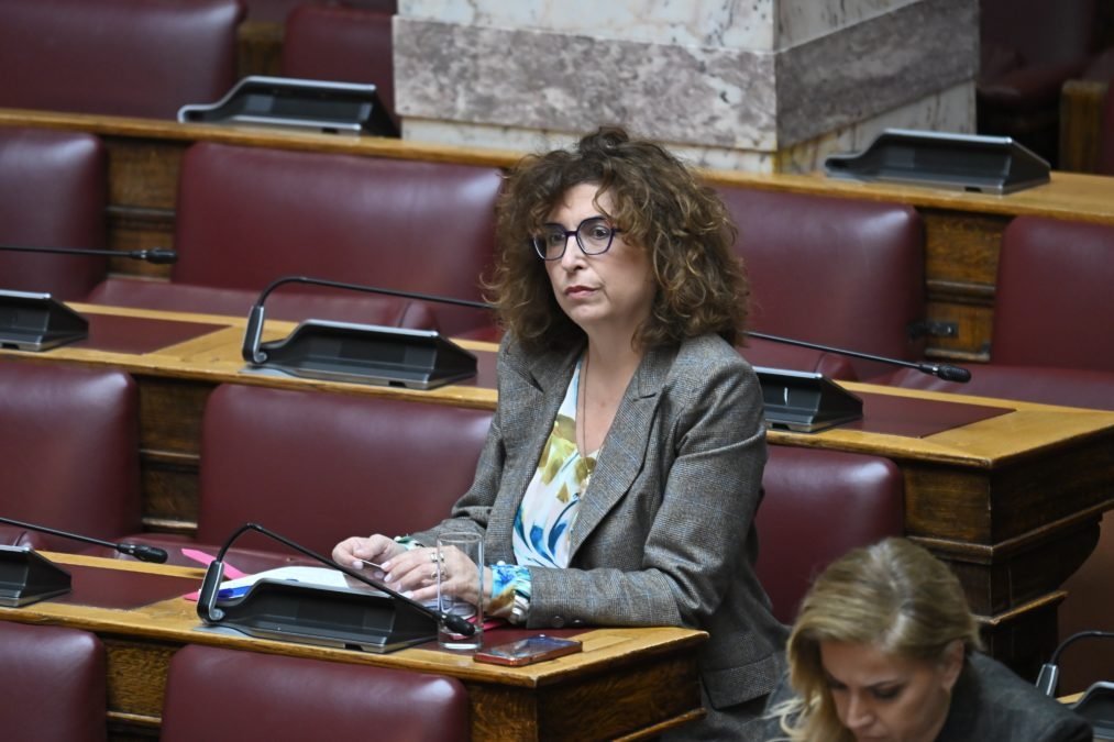 Βουλή: Στα έδρανα της Νέας Αριστεράς η Ελένη Καραγεωργοπούλου μετά την αποχώρηση από την Πλεύση Ελευθερίας