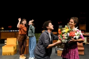 «Γιοι και Κόρες»: H θρυλική παράσταση του Γιάννη Καλαβριανού στο Αμφι-θέατρο