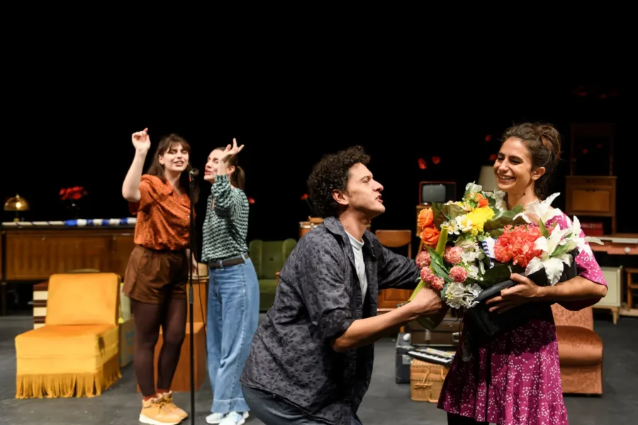 «Γιοι και Κόρες»: H θρυλική παράσταση του Γιάννη Καλαβριανού στο Αμφι-θέατρο