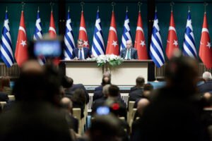 Ελλάδα–Τουρκία: Το χαμόγελο της διαδικασίας και το σκοτάδι του πεδίου – Ανάλυση από τον Λυκούργο Λιακάκο