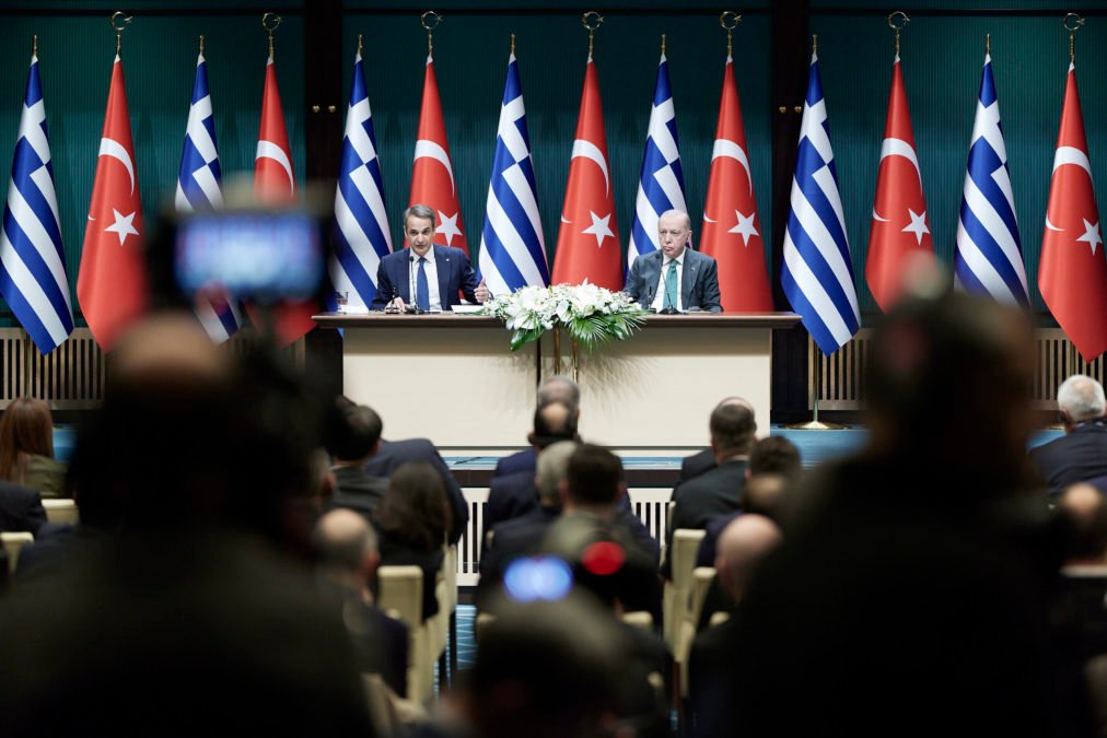 Ελλάδα–Τουρκία: Το χαμόγελο της διαδικασίας και το σκοτάδι του πεδίου – Ανάλυση από τον Λυκούργο Λιακάκο