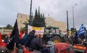 Τα τρακτέρ υπό βροχή στο Σύνταγμα – Σε εξέλιξη το συλλαλητήριο των αγροτών