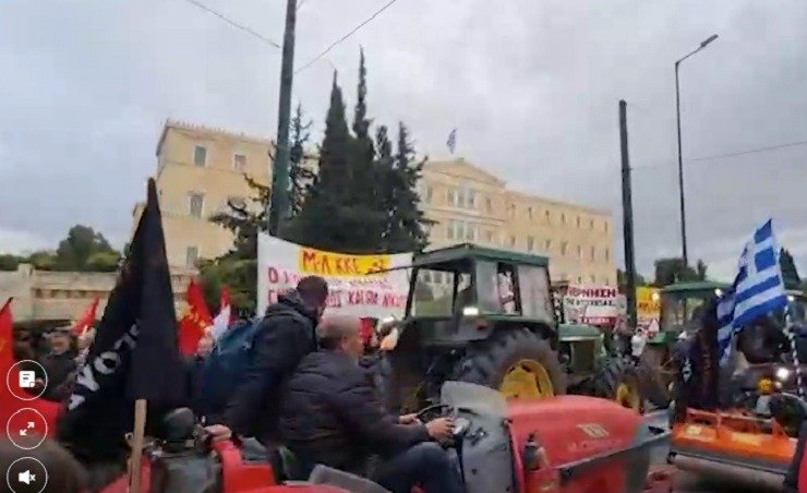 Τα τρακτέρ υπό βροχή στο Σύνταγμα – Σε εξέλιξη το συλλαλητήριο των αγροτών