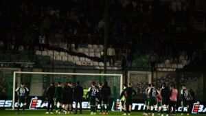 Παναθηναϊκός: Οργή οπαδών έξω από τη Λεωφόρο, περιμένοντας την αποστολή μετά την απογοητευτική ισοπαλία