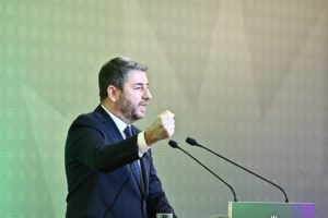Νίκος Ανδρουλάκης: Η Ελλάδα με σεβασμό αποχαιρετά και υποκλίνεται στη μνήμη της Ελένης Γλύκατζη-Αρβελέρ