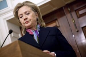 Υπόθεση Επστάιν: Η Χίλαρι Κλίντον Καταγγέλλει «Επιχείρηση Συγκάλυψης» από την Κυβέρνηση Τραμπ