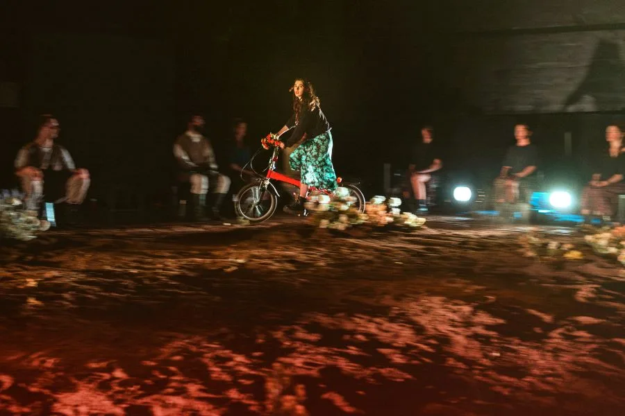 Ο Γιώργος Κουτλής παρουσιάζει τη “γενιά του τώρα” μέσα από την “Αντιγόνη” του Ζαν Ανούιγ