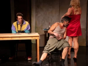 Το Βραβευμένο «Killer Joe» ζωντανεύει στο Θέατρο Αλκμήνη σε σκηνοθεσία Αναστάση Κολοβού