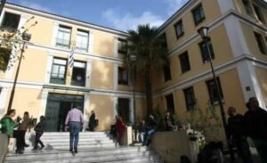 Δραματική Απόδραση Κρατουμένου από τα Δικαστήρια της Ευελπίδων: Σε Εξέλιξη Μεγάλη Αστυνομική Επιχείρηση