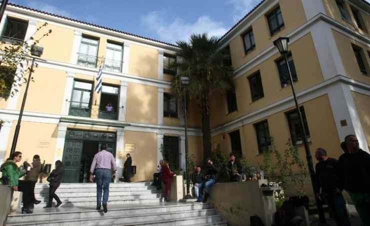 Δραματική Απόδραση Κρατουμένου από τα Δικαστήρια της Ευελπίδων: Σε Εξέλιξη Μεγάλη Αστυνομική Επιχείρηση