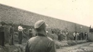 Ιστορικό Τεκμήριο: Το Υπουργείο Πολιτισμού Κηρύσσει Μνημείο τη Συλλογή Φωτογραφιών με τους 200 Εκτελεσθέντες της Καισαριανής