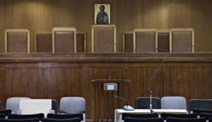 Ένταση και Αντιπαράθεση για τη Σύνθεση του Δικαστηρίου στην Υπόθεση των Τεμπών: Η Ένωση Δικαστών και Εισαγγελέων αντικρούει τις κατηγορίες της Ζωής Κωνσταντοπούλου.