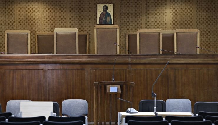 Ένταση και Αντιπαράθεση για τη Σύνθεση του Δικαστηρίου στην Υπόθεση των Τεμπών: Η Ένωση Δικαστών και Εισαγγελέων αντικρούει τις κατηγορίες της Ζωής Κωνσταντοπούλου.