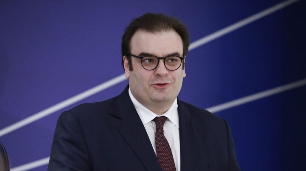 Πιερρακάκης: Επανεκτίμηση του διεθνούς ρόλου του ευρώ και συζήτηση για τις παγκόσμιες μακροοικονομικές ανισορροπίες