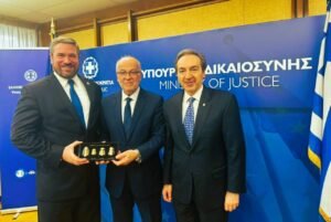 Ενίσχυση της Συνεργασίας του Υπουργείου Δικαιοσύνης με το FBI: Στρατηγική Συζήτηση για την Καταπολέμηση του Εγκλήματος