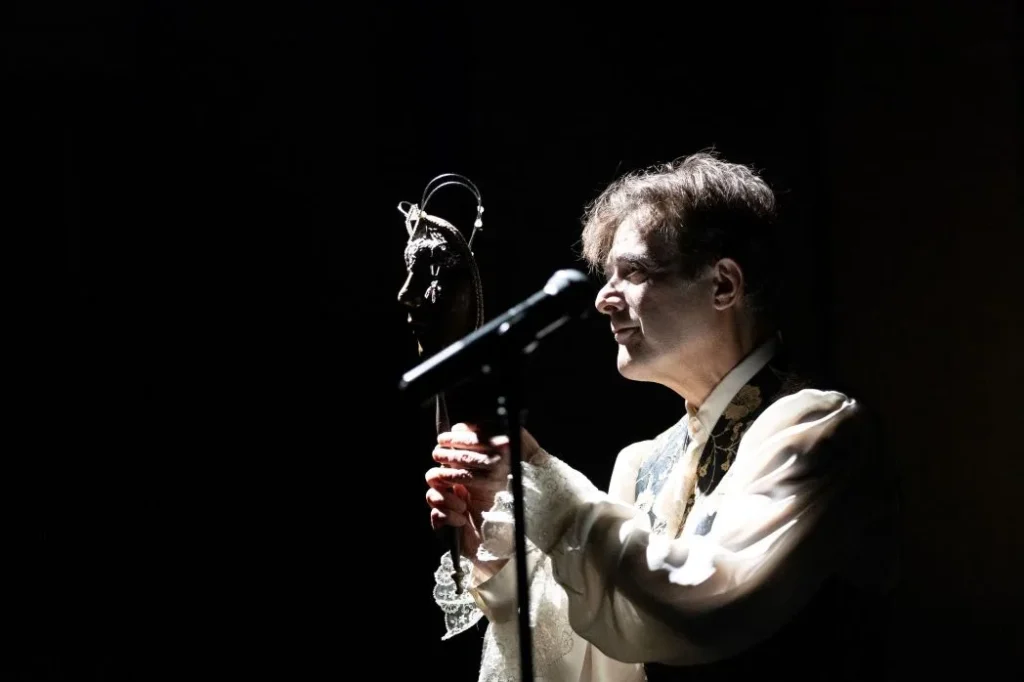 Ο «Μισάνθρωπος» της Ιόλης Ανδρεάδη: Μια Σύγχρονη Ματιά στην Κλασική Κωμωδία στο Θέατρο Φιλίπ