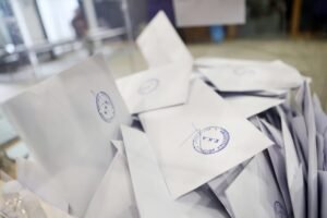 Δημοσκόπηση Metron Analysis: Προβάδισμα 12,1 μονάδων ΝΔ έναντι ΠΑΣΟΚ – Ποιοι διεκδικούν την ψήφο και τις πρωθυπουργικές καρέκλες