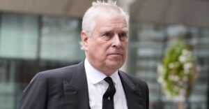 Ο Πρώην Βρετανός Πρίγκιπας Ανδρέας Απεχώρησε από Αστυνομικό Τμήμα μετά την Κατάθεσή του