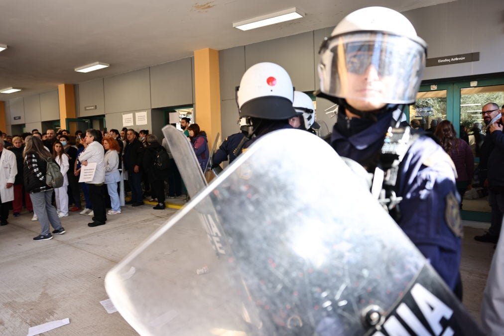 Στα ύψη η πολιτική αντιπαράθεση για τα επεισόδια στο νοσοκομείο Νίκαιας – Γεωργιάδης: «Αν δεν ήταν τα ΜΑΤ θα με είχαν σκοτώσει»