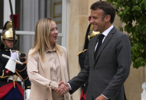 Έντονη Αντιπαράθεση Μακρόν-Μελόνι: Ο Γάλλος Πρόεδρος Ζητά από την Ιταλίδα Πρωθυπουργό να «Μείνει στο Σπίτι της» μετά τη Δολοφονία Ακροδεξιού