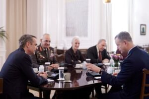 Συνάντηση του Πρωθυπουργού Κυριάκου Μητσοτάκη με τον Ανώτατο Διοικητή του ΝΑΤΟ στην Ευρώπη: Στο επίκεντρο οι αμυντικές δαπάνες και η συνεισφορά της Ελλάδας