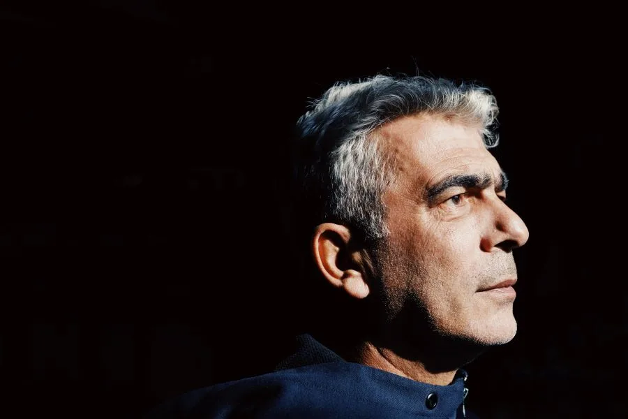 Ο Δημήτρης Μυστακίδης Επιστρέφει Θριαμβευτικά στο “Σταυρός του Νότου Club” τον Μάρτιο!