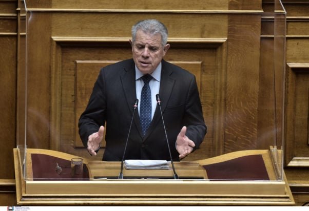 Ο Γιώργος Βλάχος ασκεί κριτική στην κυβέρνηση για τις μεταβιβάσεις ακινήτων σε ακριτικές περιοχές: Τι απάντησε ο υφυπουργός Οικονομικών