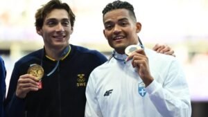 Ο Εμμανουήλ Καραλής σχολιάζει με χιούμορ τον Mondo Duplantis: «Άσε το επί κοντώ για ένα χρόνο και γίνε τραγουδιστής!» (Βίντεο)