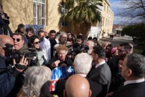 Ο Υπουργός Υγείας Άδωνις Γεωργιάδης στο Νοσοκομείο Μυτιλήνης: Διάλογος με υγειονομικούς που διαμαρτύρονταν για την έλλειψη προσωπικού και τις συνθήκες εργασίας