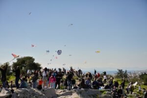 Αθηναϊκή Παράδοση στον Λόφο Φιλοπάππου: Χαρταετοί, Σαρακοστιανά και Ζωντανό Γλέντι για την Καθαρά Δευτέρα