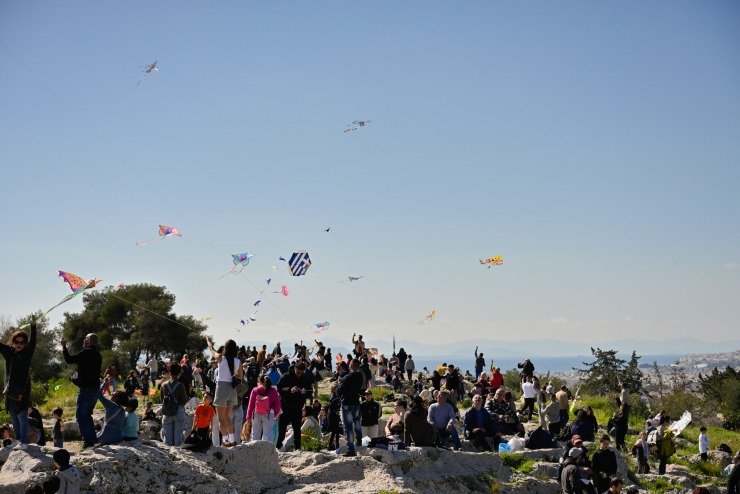 Αθηναϊκή Παράδοση στον Λόφο Φιλοπάππου: Χαρταετοί, Σαρακοστιανά και Ζωντανό Γλέντι για την Καθαρά Δευτέρα
