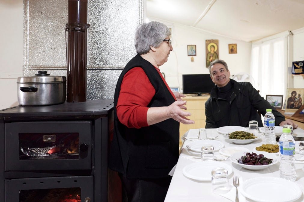 Στον Έβρο: Ο Πρωθυπουργός δέχεται την εγκάρδια φιλοξενία της «Κυράς του Δέλτα» και του συζύγου της – Φωτογραφίες από το τραπέζι τους