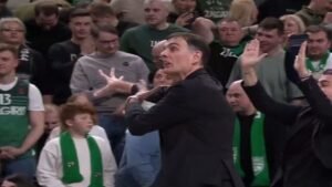 Ζαλγκίρις – Ολυμπιακός: Το viral στιγμιότυπο με τον Μπαρτζώκα να φωνάζει “Pass the f… ball” στον Φουρνιέ, που συγκλόνισε την Euroleague!