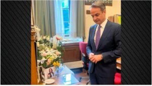 Τιμή από τον Πρωθυπουργό Κυριάκο Μητσοτάκη στη μνήμη της δημοσιογράφου Αντιγόνης Πανέλλη στο γραφείο της στη Βουλή