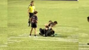 Αντιμέτωπος με την ασφάλεια: Ο Λιονέλ Μέσι έπεσε στο έδαφος καθώς ο φύλακας προσπάθησε να σταματήσει έναν οπαδό