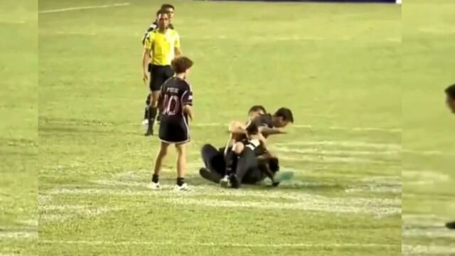 Αντιμέτωπος με την ασφάλεια: Ο Λιονέλ Μέσι έπεσε στο έδαφος καθώς ο φύλακας προσπάθησε να σταματήσει έναν οπαδό