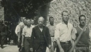 Λίνα Μενδώνη: Επισφραγίστηκε η μεταβίβαση κυριότητας της ιστορικής φωτογραφικής συλλογής των εκτελεσμένων της Καισαριανής στο Ελληνικό Δημόσιο