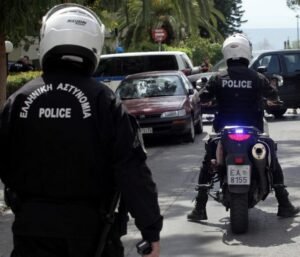 Εξαρθρώθηκε Εργαστήριο Κατασκευής Πλαστών Ταξιδιωτικών Εγγράφων στην Αττική: Δύο Συλλήψεις – Κύκλωμα Παράνομης Διακίνησης Μεταναστών