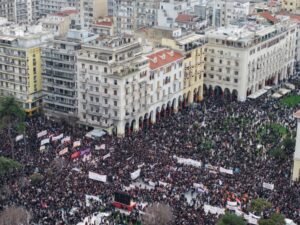 Θεσσαλονίκη: Αναταραχή και συγκρούσεις στο κέντρο της πόλης κατά τη διάρκεια της διαδήλωσης για την επέτειο των Τεμπών – Εννέα συλλήψεις και 45 προσαγωγές