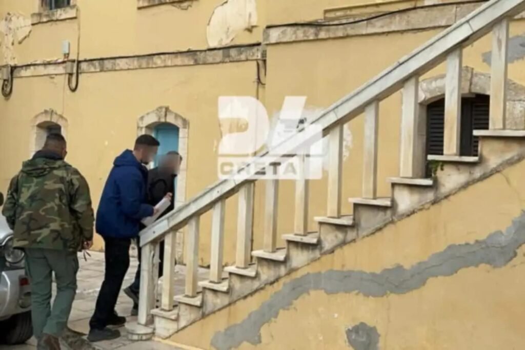 Σούδα: Ο ύποπτος για κατασκοπεία Πολωνός αντιμετωπίζει τον Εισαγγελέα, αρνούμενος τις κατηγορίες