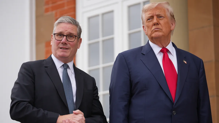 Στρατηγική Συζήτηση Μεταξύ Στάρμερ και Τραμπ: Εστίαση στην Ασφάλεια της Ναυτιλίας στο Στενό του Ορμούζ