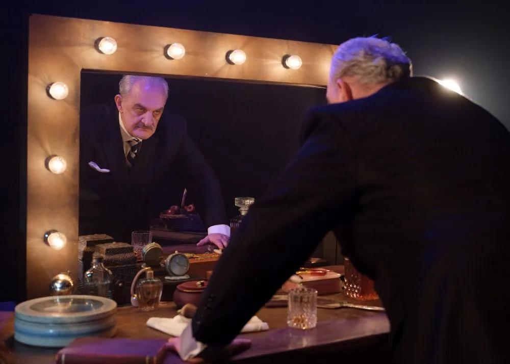 Το εμβληματικό έργο “Barrymore” με τον Δημήτρη Καταλειφό στο Θέατρο Άνεσις