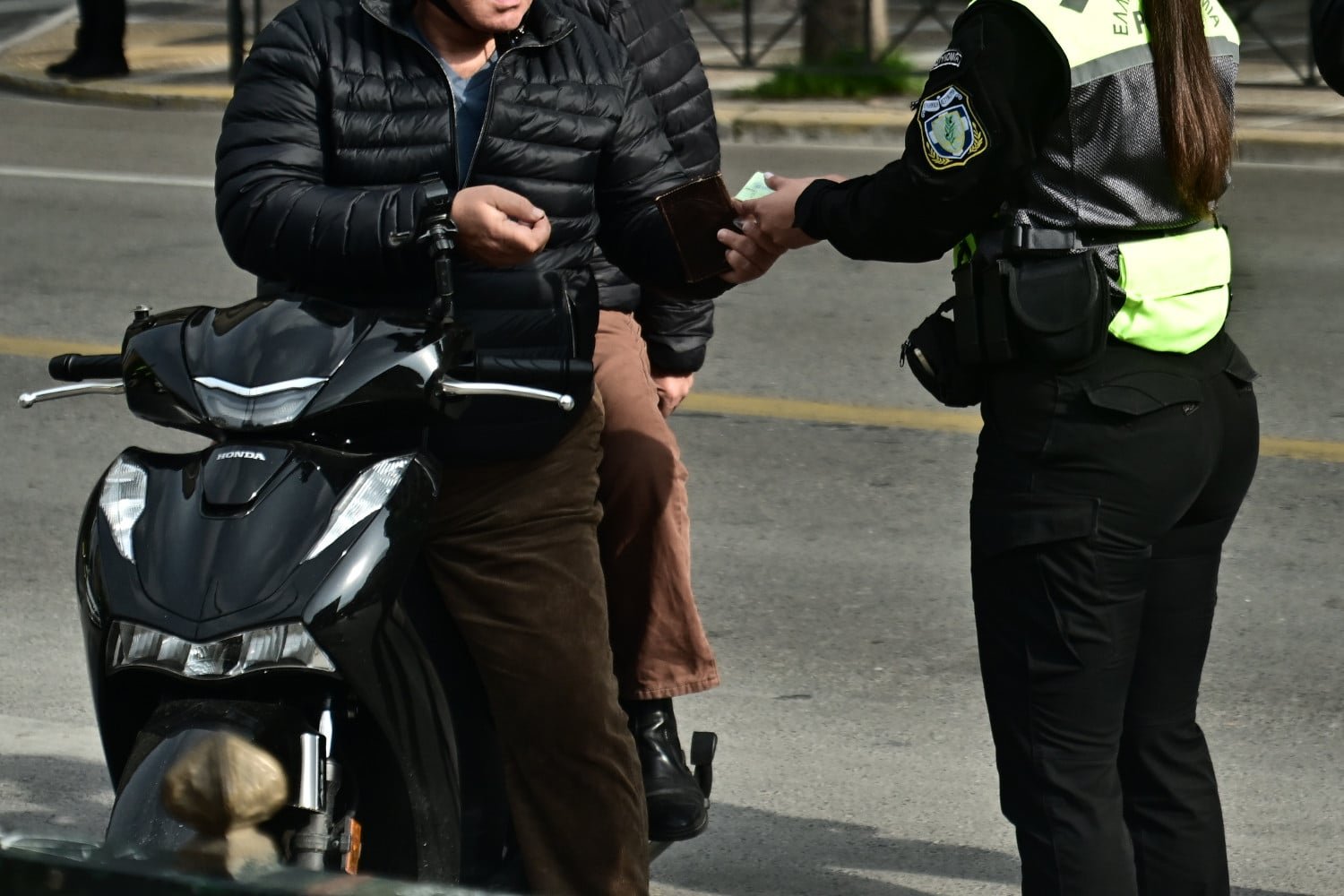 Συνεχίζονται οι Εντατικοί Έλεγχοι της Τροχαίας για τη Χρήση Κράνους: Πάνω από 1.470 Παραβάσεις σε Μία Εβδομάδα