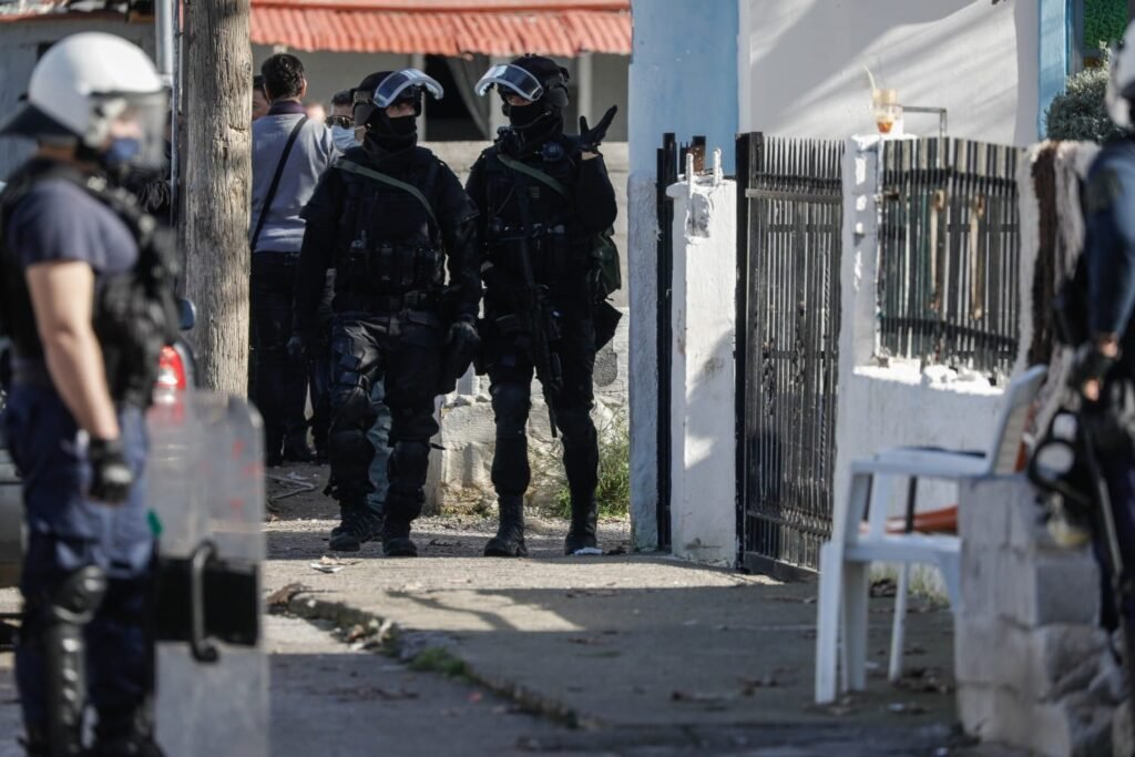 Στοχευμένες Αστυνομικές Επιχειρήσεις σε Καταυλισμούς Ρομά της Πελοποννήσου: 11 Συλλήψεις και Έλεγχοι για Καταπολέμηση της Εγκληματικότητας