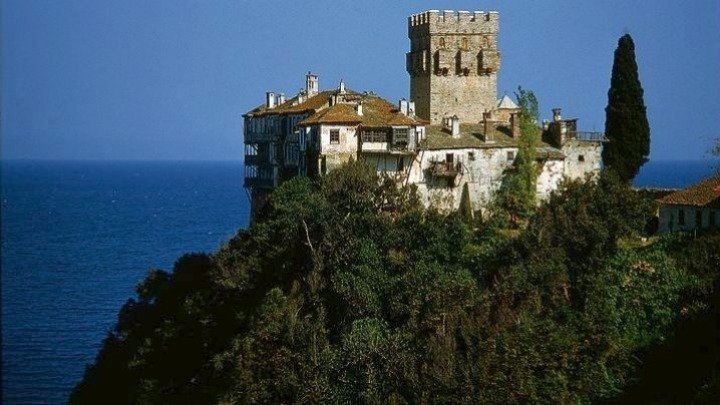 Ατύχημα στο Άγιον Όρος: Μίνι λεωφορείο κατέληξε στη θάλασσα στο λιμάνι της Δάφνης