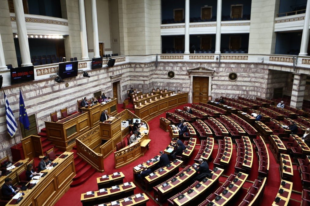 Σφοδρή αντιπαράθεση στη Βουλή: Θεοχάρης και Καζαμίας “ακονίζουν τα χιλιάδες” για την Ελλάδα και τη Μέση Ανατολή